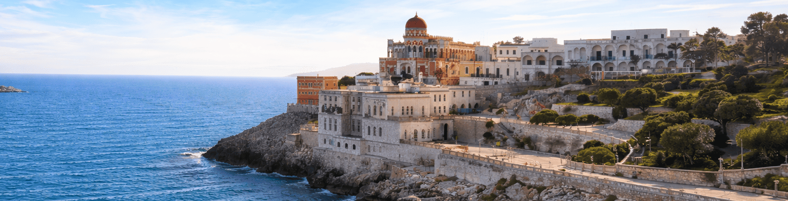 santa cesarea terme vista dal mare - immagine creata con chatGPT